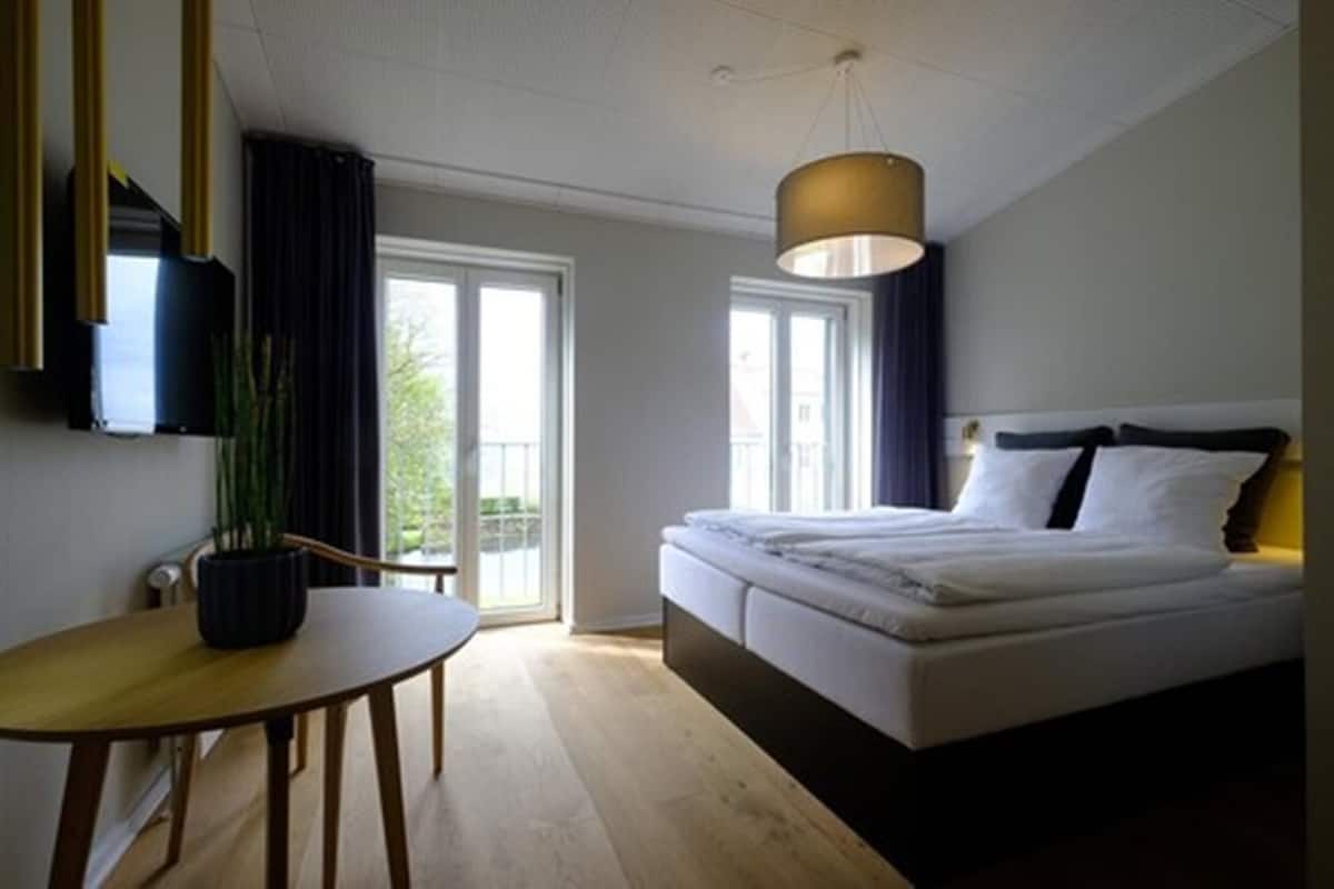Superior Double Room, Sea View | Peralatan tempat tidur hipoalergenik, seterika/papan seterika
