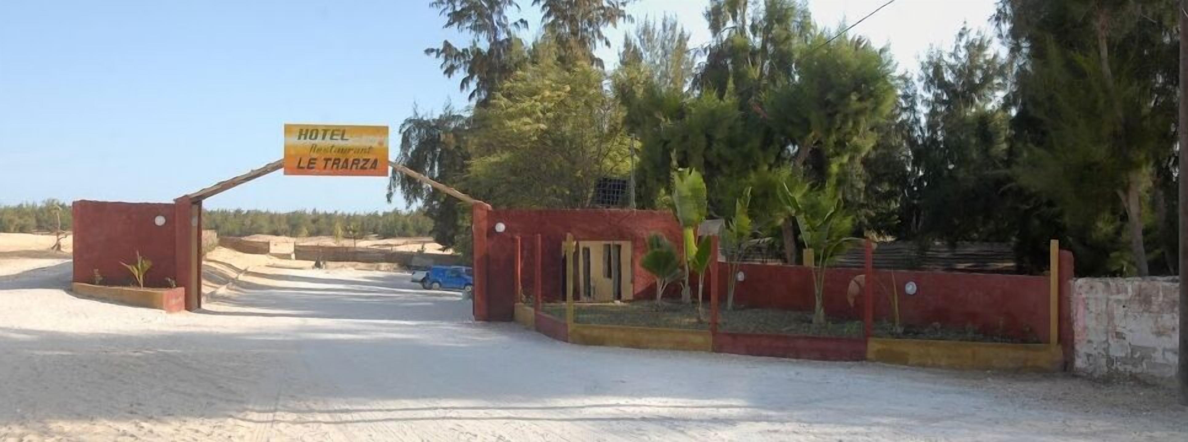 Entrada de hotel con un letrero que dice 'HOTEL Restaurant LE TRARZA'.