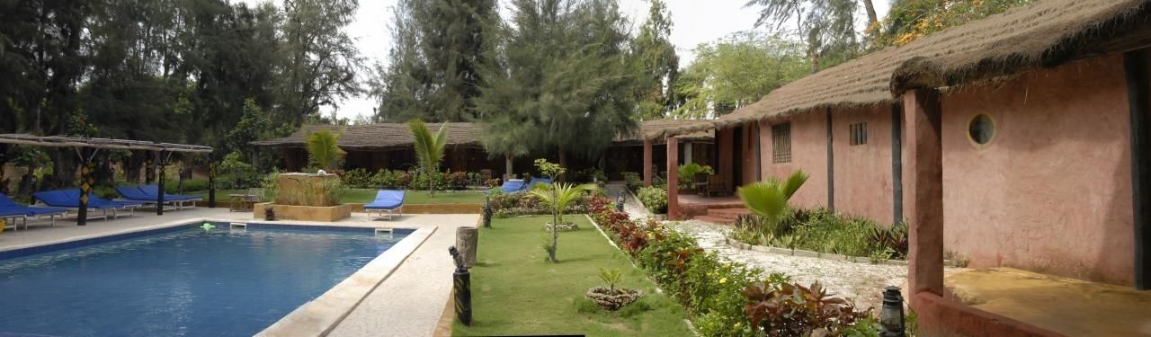 Piscina a l'aire lliure i gandules 