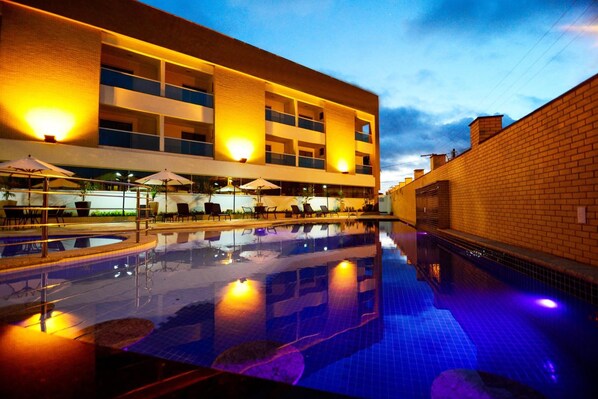 Outdoor pool, pool umbrellas, sun loungers