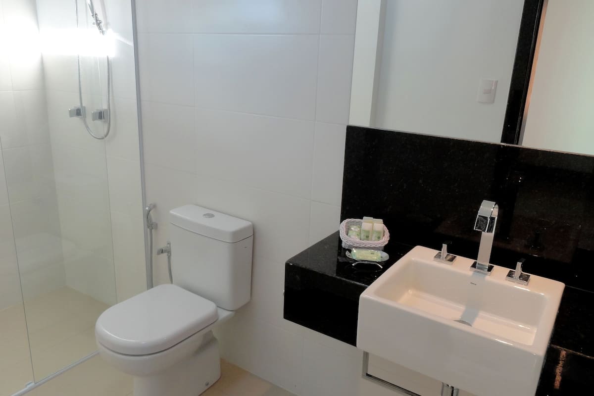 shower, free toiletries, towels