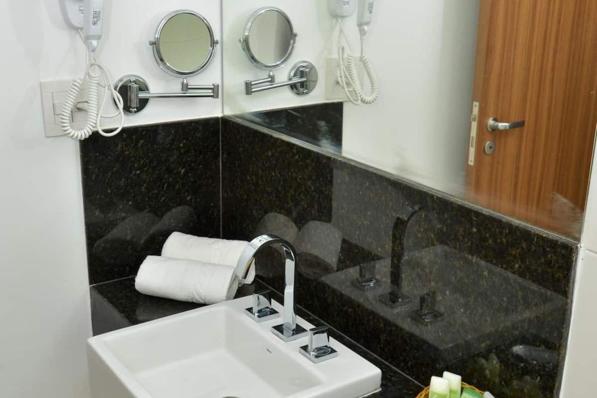 shower, free toiletries, towels