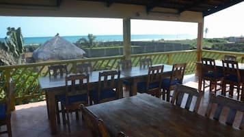 Se sirven desayunos y almuerzos; cocina internacional; con vista al mar