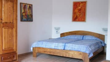 Tempur-Pedic beds, in-room safe, desk, free WiFi