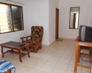 32-inch flat-screen TV with satellite channels, TV - Hôtel Alizé (Lomé)