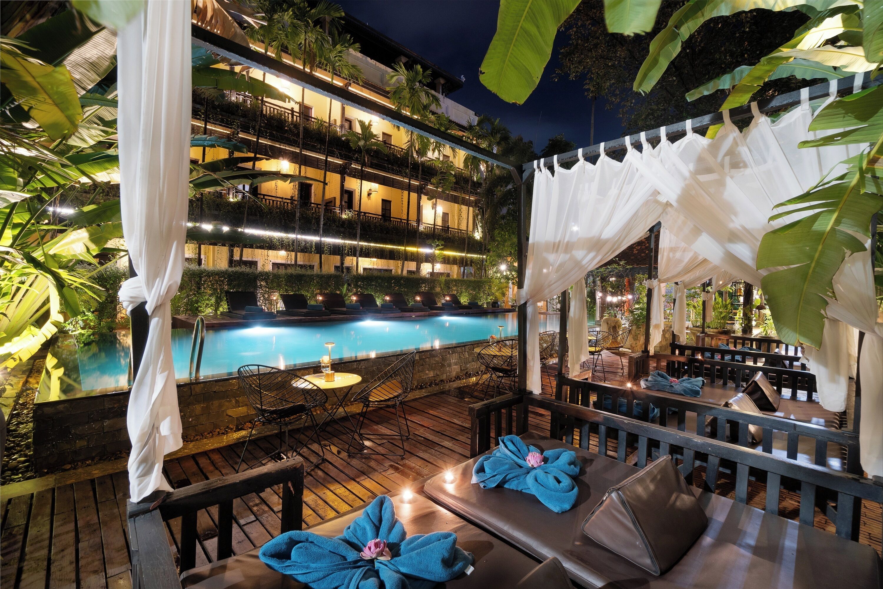 야외 수영장, 09:00 ~ 21:00 오픈, 수영장 파라솔, 일광욕 의자