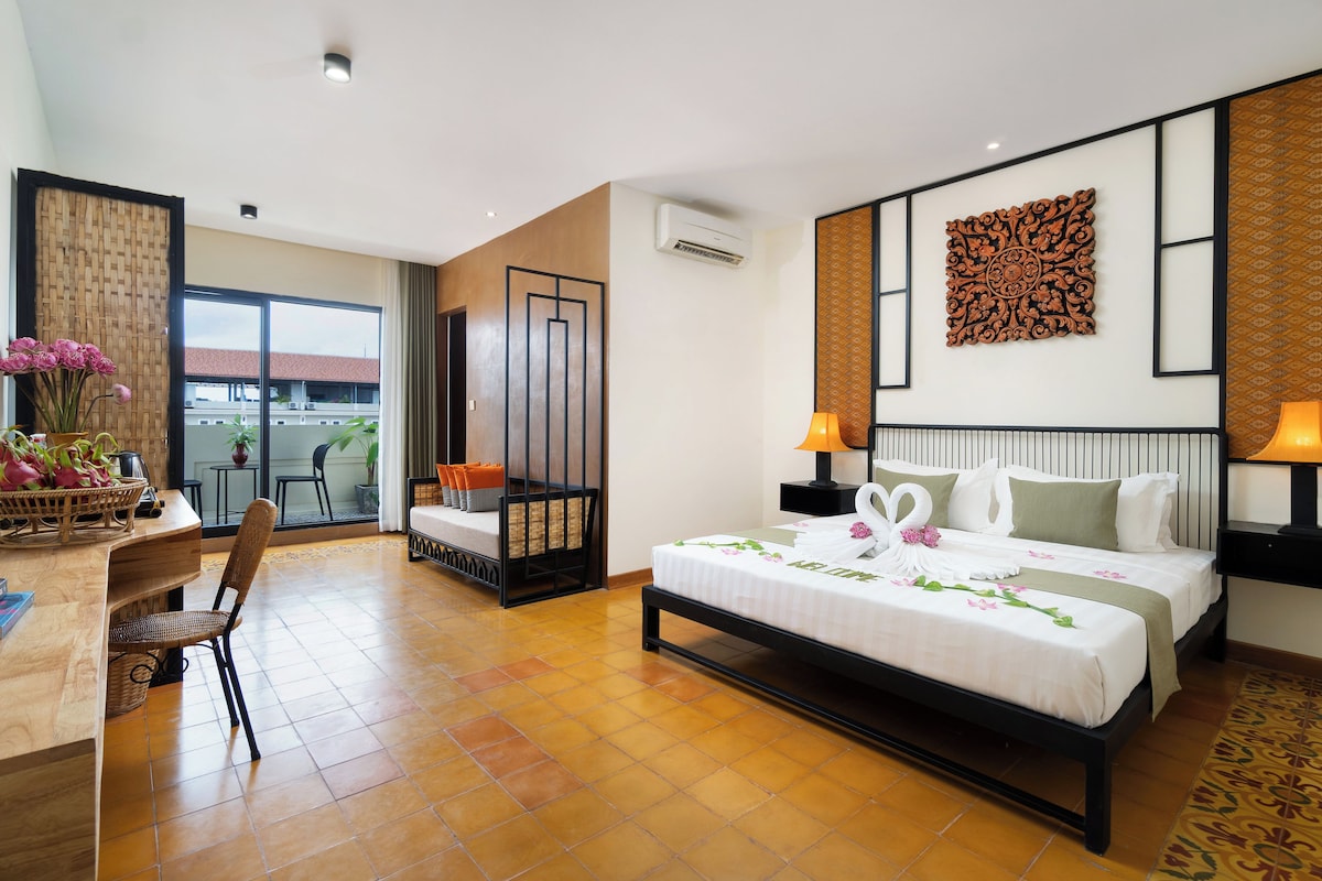 Chambre Deluxe, 1 très grand lit, balcon, vue piscine | 1 chambre, literie de qualité supérieure, surmatelas, minibar