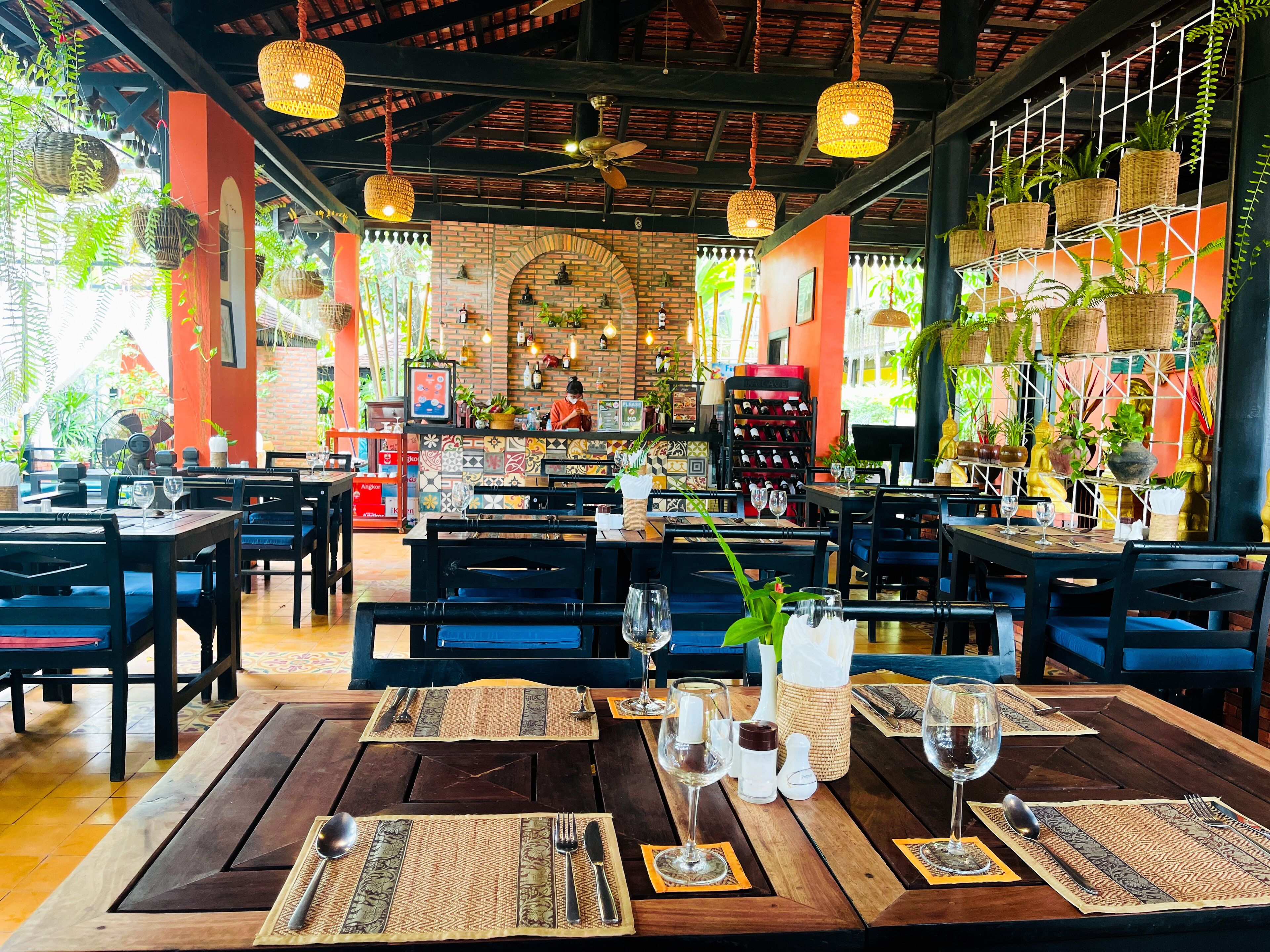 lunch, dinner, brunch served; international cuisine, pool views