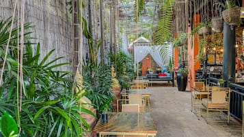 Se sirven comidas, cenas y cocina internacional con vista a la alberca