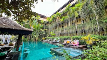 Una piscina al aire libre, cabañas de piscina gratuitas, sombrillas