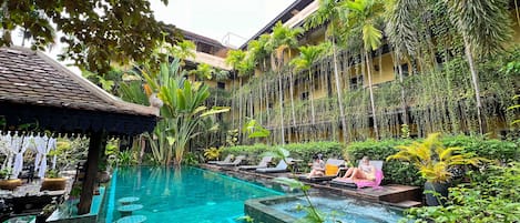 Una piscina al aire libre, cabañas de piscina gratuitas, sombrillas