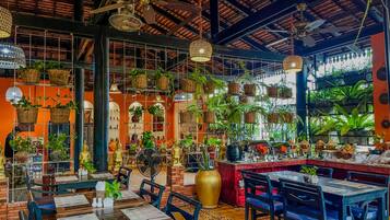 Desayuno buffet (USD 5 por persona)