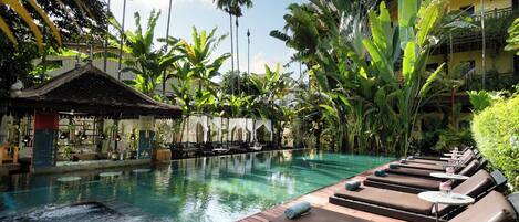 Kolam renang outdoor, dengan cabana gratis dan payung kolam renang