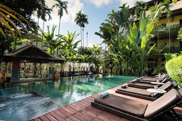 Outdoor pool, open 9:00 AM to 9:00 PM, pool umbrellas, pool loungers - Residence Indochine D'angkor (Siem Reap)