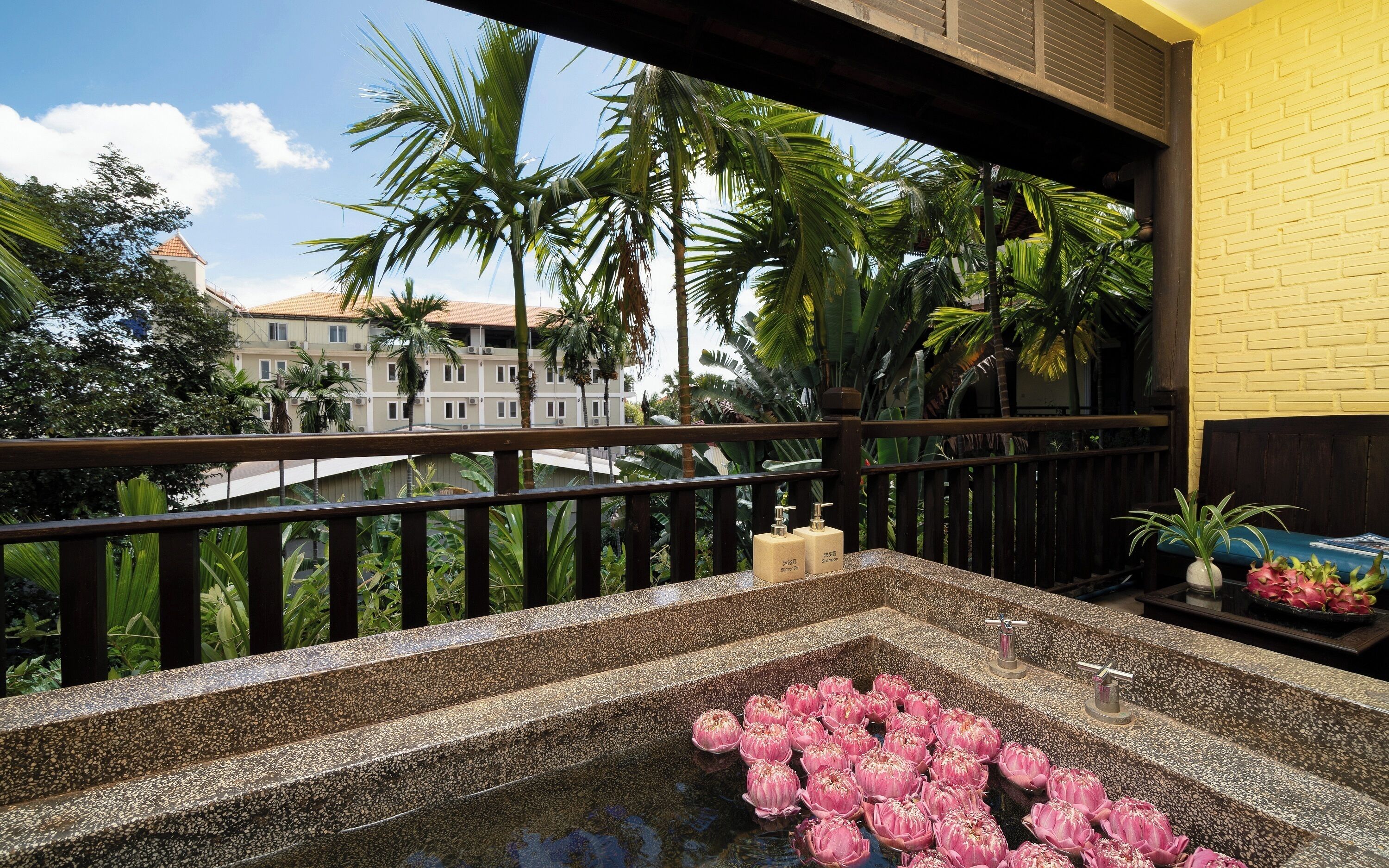 Suite Premier, balkon, pemandangan kolam renang (Free 2ways Transfer) | Bathtub besar