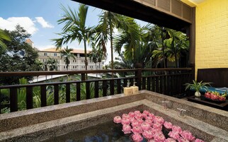 Junior Suite With Balcony and Pool View - Free Pick Up | Deep soaking bathtub