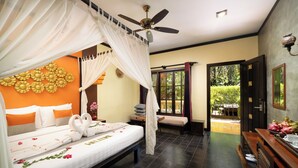 Una habitación con cama, ventilador de techo, ventana con cortinas y puerta que da al exterior.