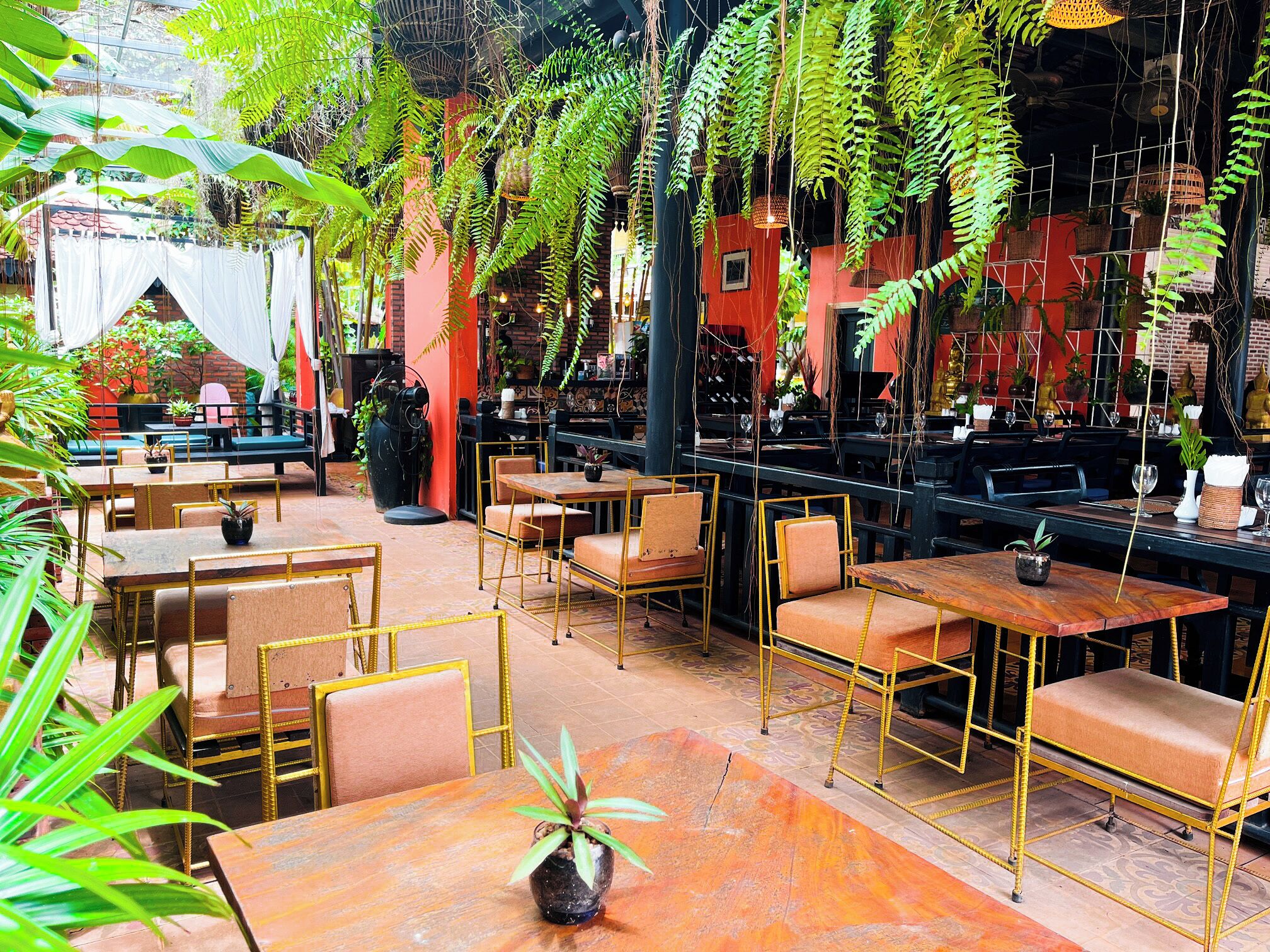 lunch, dinner, brunch served; international cuisine, pool views