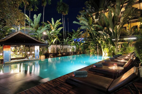 Piscina externa, funciona das 9h às 21h, barracas de cortesia