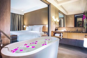 Kamar Klub, 1 Tempat Tidur King (Ambassador) | Kamar mandi | Shower, sandal, handuk, dan tisu toilet