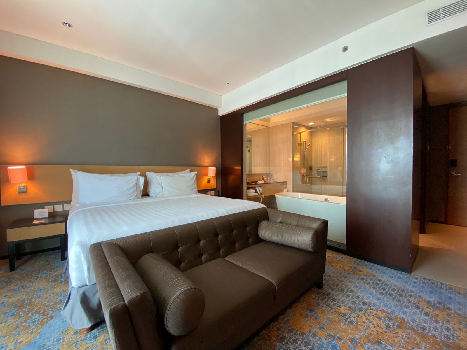 premier club room | 1 bedroom, in-room safe, desk, laptop workspace
