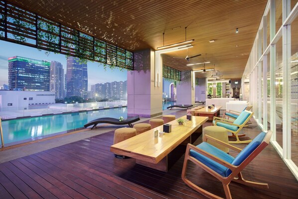 Una piscina al aire libre