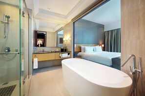 Club Room, 1 King Bed (Ambassador) | Bathroom | Shower, slippers, towels, toilet paper - JS Luwansa Hotel and Convention Center (Jakarta)