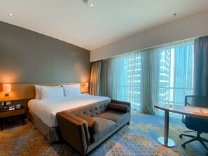 Premier Club Room | Peti besi dalam bilik, meja, ruang kerja komputer riba, Wi-fi percuma 