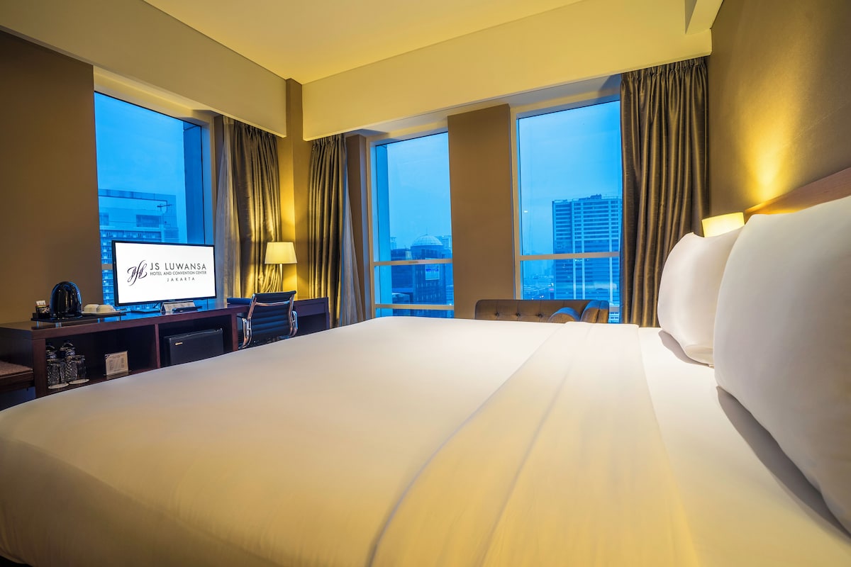Grand Deluxe Room | In-room safe, desk, laptop workspace, WiFi (free)
