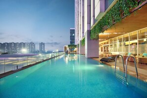 Outdoor pool - JS Luwansa Hotel and Convention Center (Jakarta)