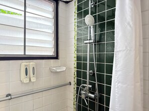 Superior Twin kamer | Badkamer | Een douche, gratis toiletartikelen, handdoeken, zeep