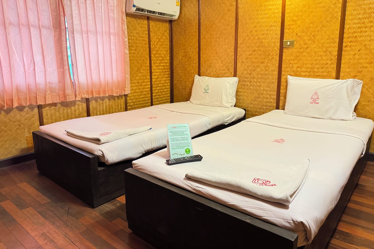 Private Twin room with shared washroom