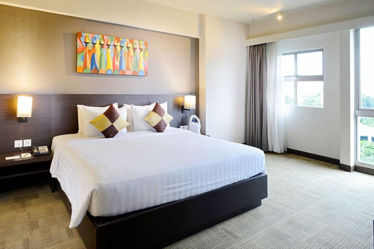 Deluxe Suite | 1 bedroom, minibar, in-room safe, desk