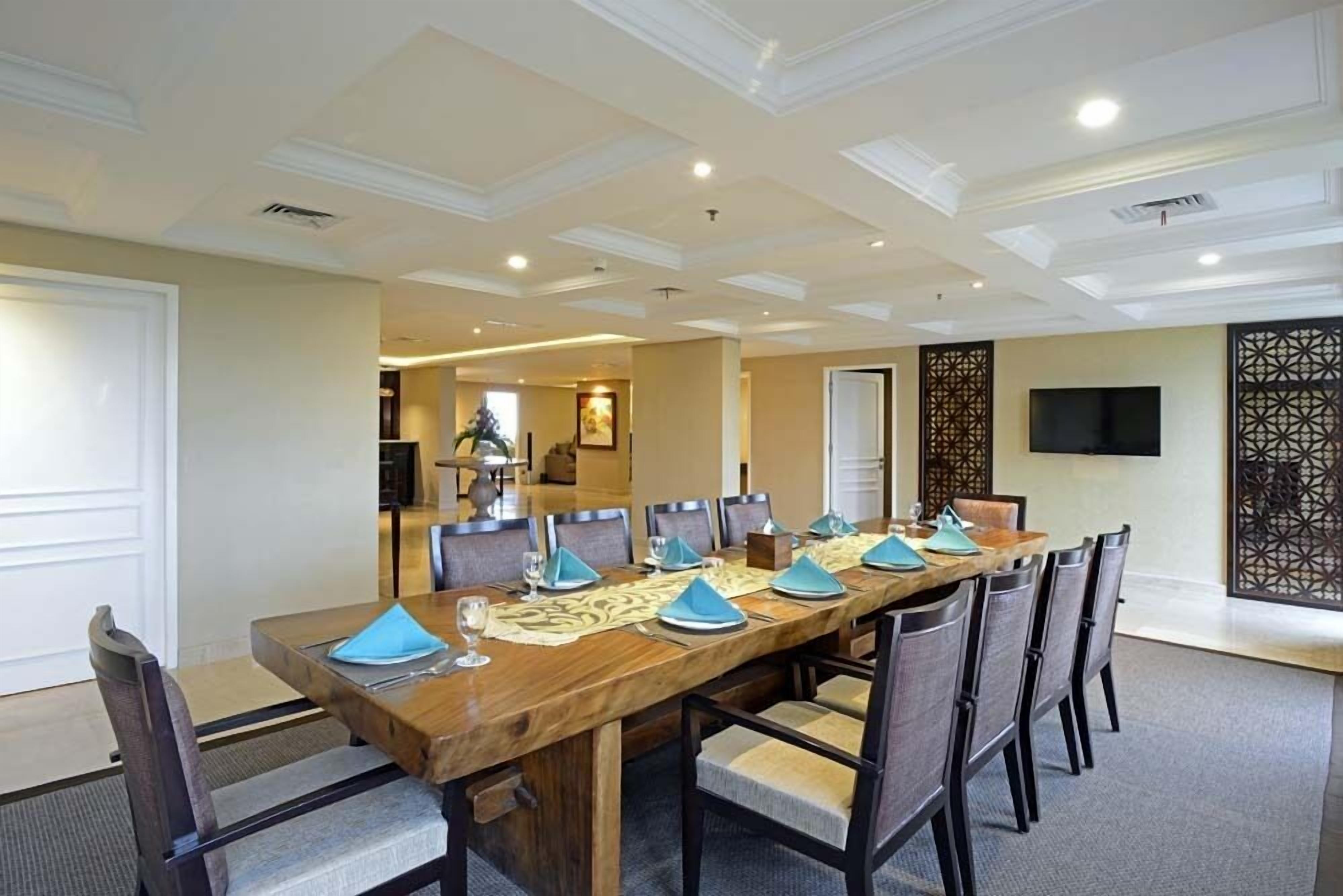 2 restaurants, breakfast, lunch, dinner served; Chinese cuisine 