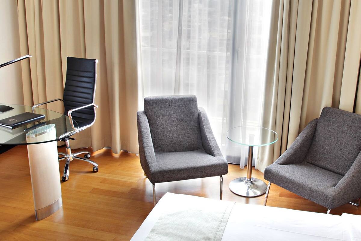 Deluxe Suite | Minibar, in-room safe, desk, soundproofing