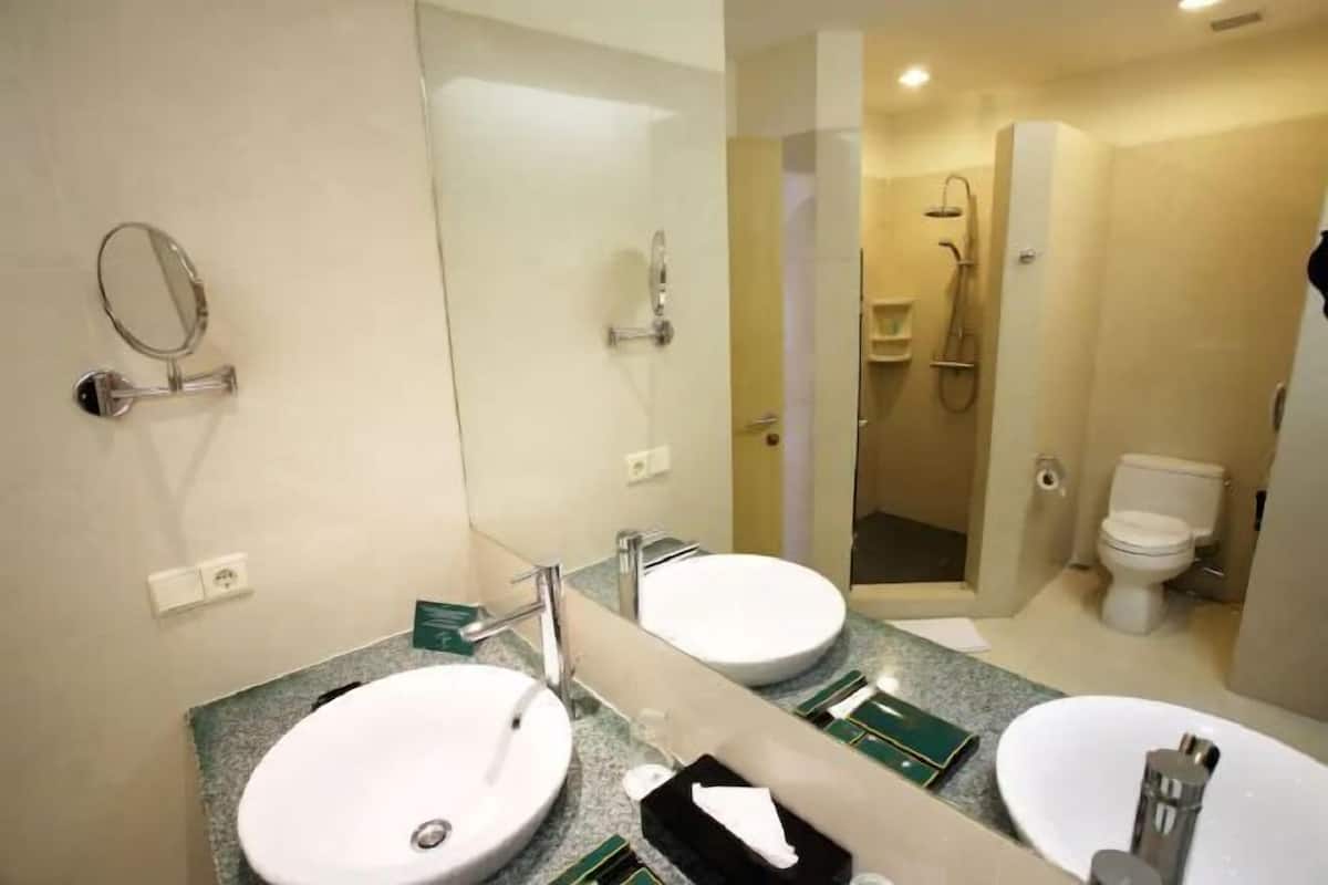 Badkamer | Gratis toiletartikelen, een haardroger, badjassen, pantoffels
