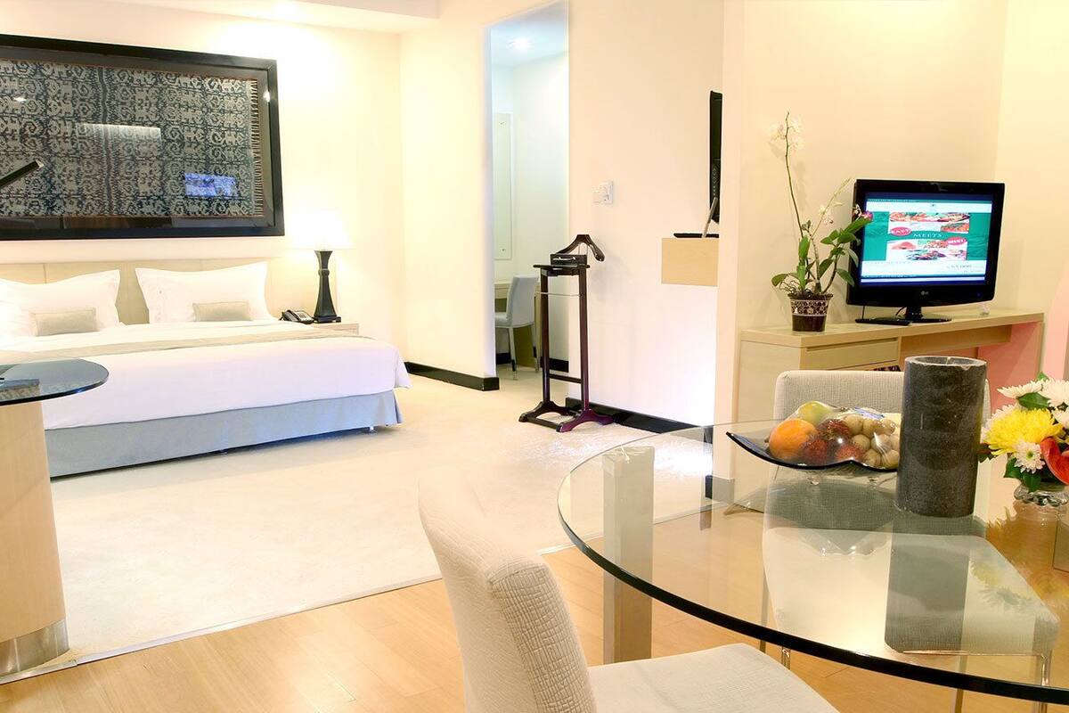 Suite | Bathroom | Free toiletries, hair dryer, bathrobes, slippers