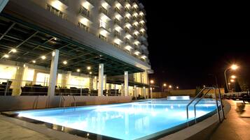 Kolam renang terbuka