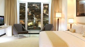 Deluxe Suite | Minibar, in-room safe, desk, soundproofing