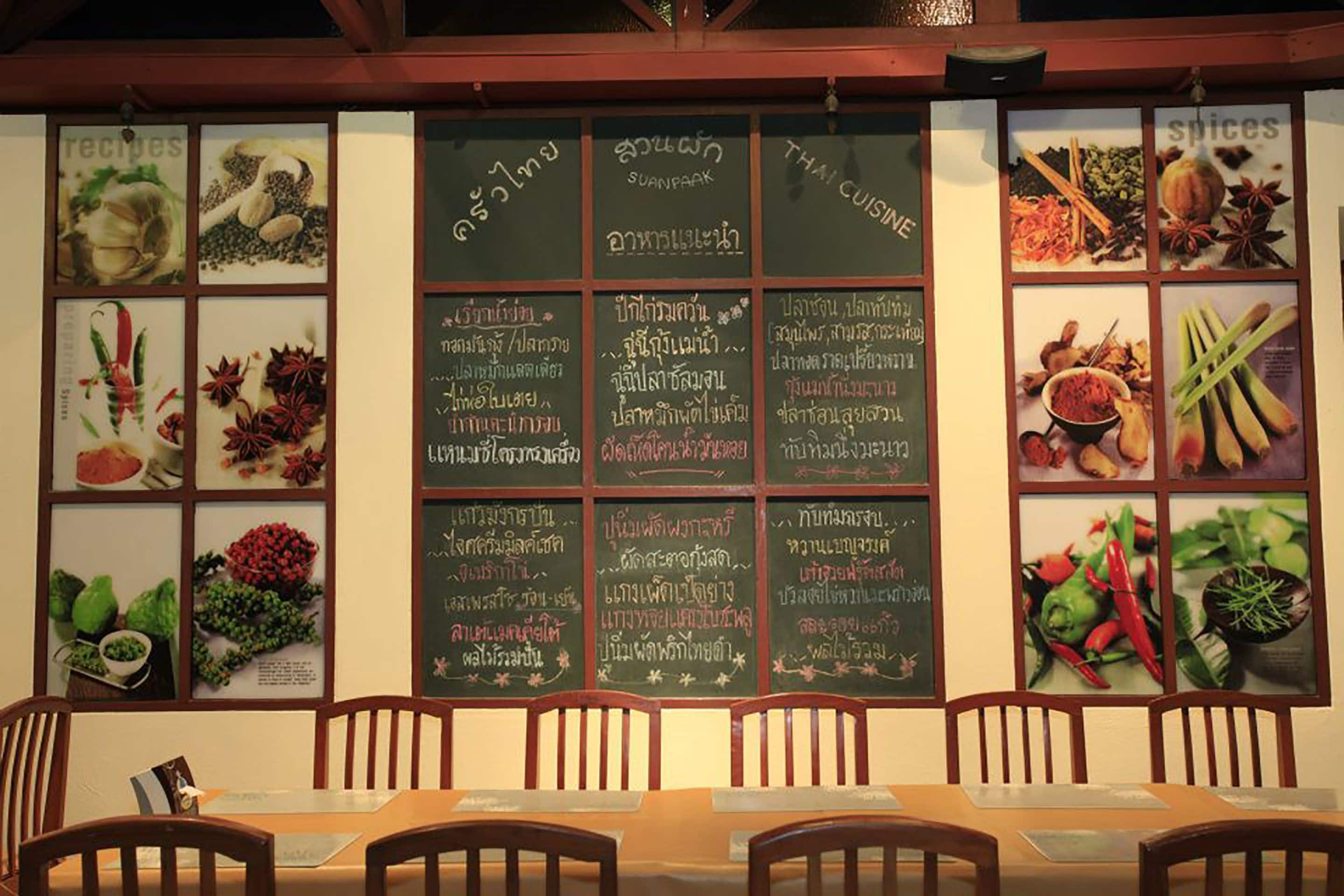 Een restaurant met een menubord waarop diverse gerechten en ingrediënten staan vermeld.