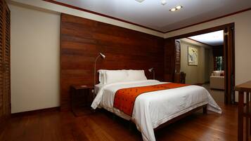 Caja de seguridad en la habitación y escritorio