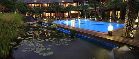 Outdoor pool, free cabanas, sun loungers