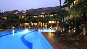 Una piscina al aire libre, camas de piscina gratis