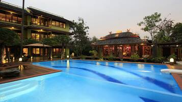 Utomhuspool, gratis cabanor och solstolar