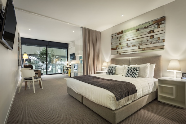 Premium bedding, in-room safe, desk, laptop workspace