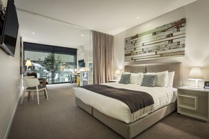 Roupas de cama premium, cofres nos quartos, escrivaninha