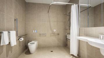 Une salle de bain moderne équipée d’une douche, de toilettes et d’un lavabo.