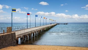 Nära stranden och vit sandstrand