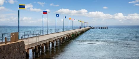 Pantai di sekitar dan pasir putih