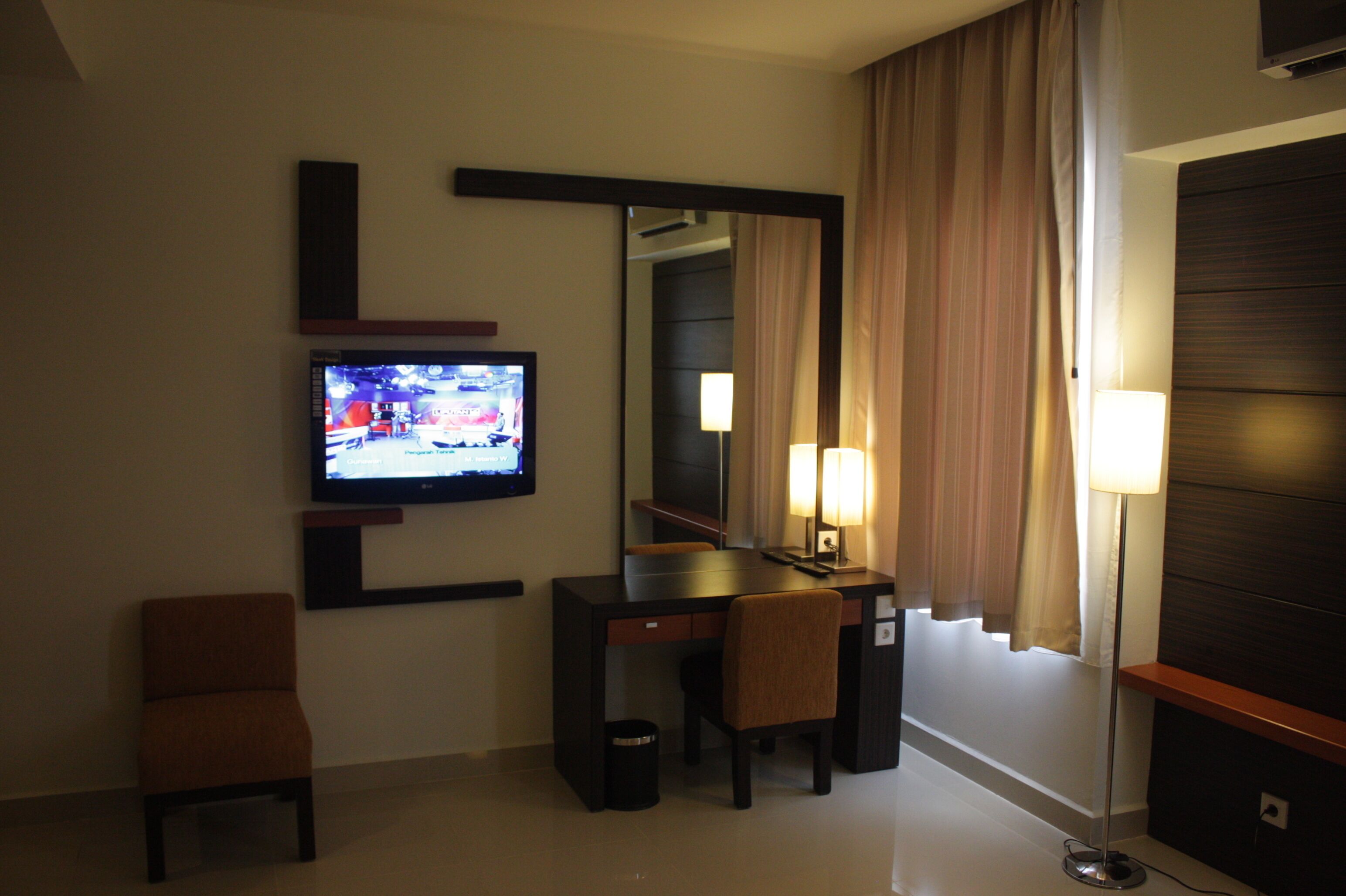 Deluxe Single Room | In-room business center